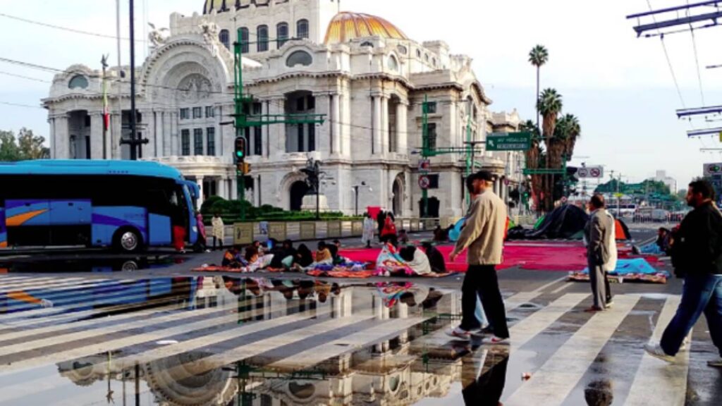 El bloqueo en Eje Central suma más de 16 horas y afecta la circulación en el Centro Histórico.