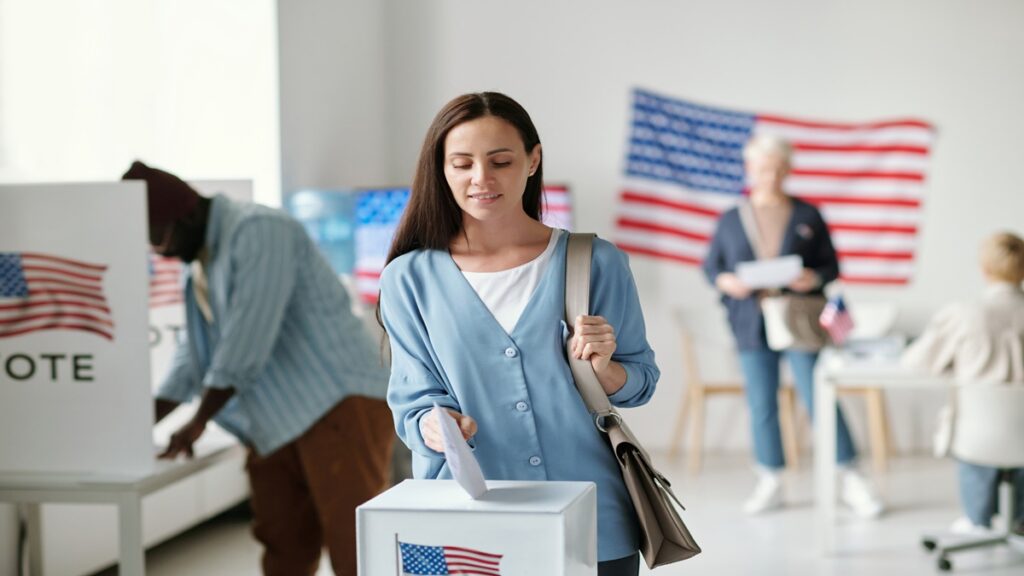 Una latina acude a una casilla de votación
