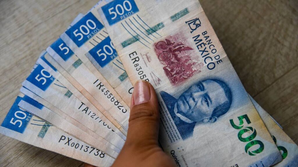 empleado-de-el-rey-del-ahorro-salva-a-menor-de-ser-atropellada-en-puebla-y-recibe-20-mil-pesos