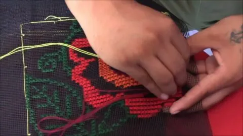 Entre hilos, joven yucateco rompe estereotipos y mantiene viva tradición maya