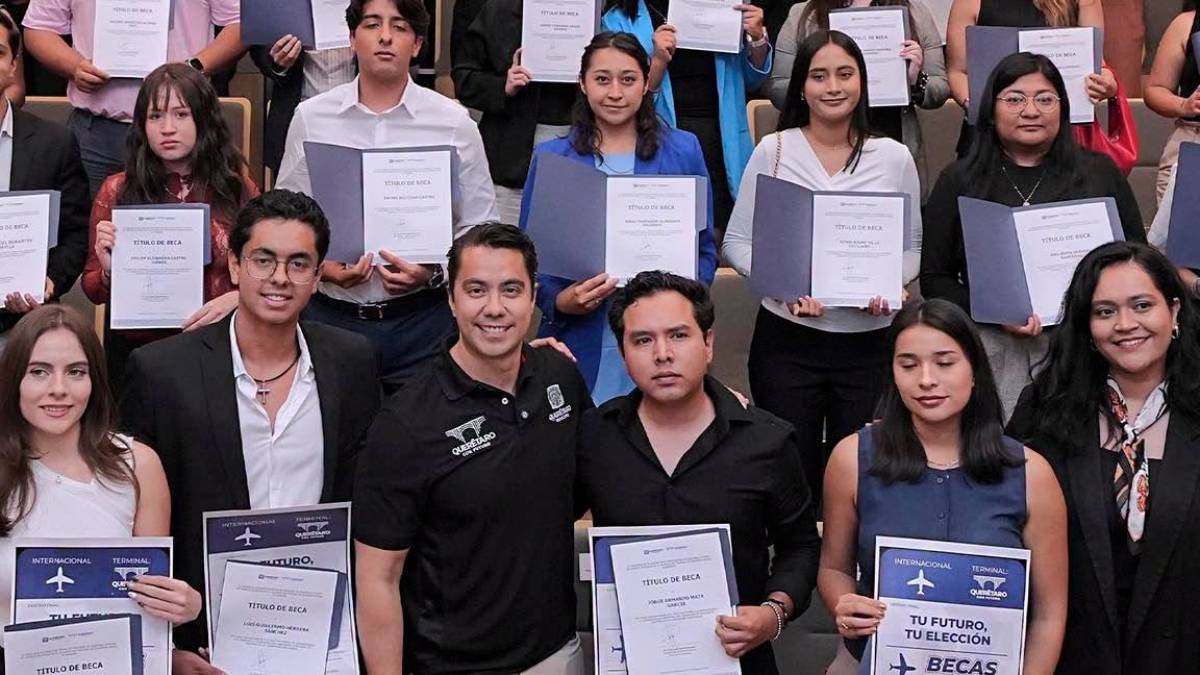 Entregan 145 becas a jóvenes de Querétaro para experiencias internacionales