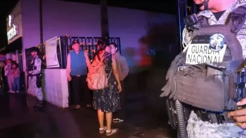 Familiares y amigos esperan a Ernesto Ruffo en su casa de Ensenada