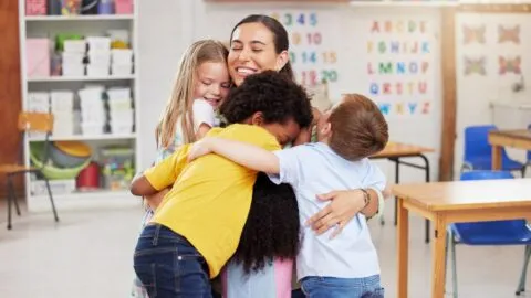 Escuelas públicas de Nueva York ofrecerán empleos de asistentes sin título universitario