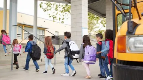 Escuelas públicas en EE. UU. pierden alumnos y las redadas migratorias suman presión