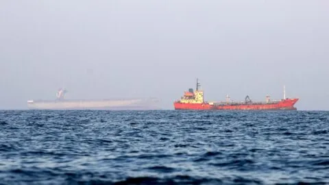 Irán ataca buque contratado por EE. UU. cerca del estrecho de Ormuz