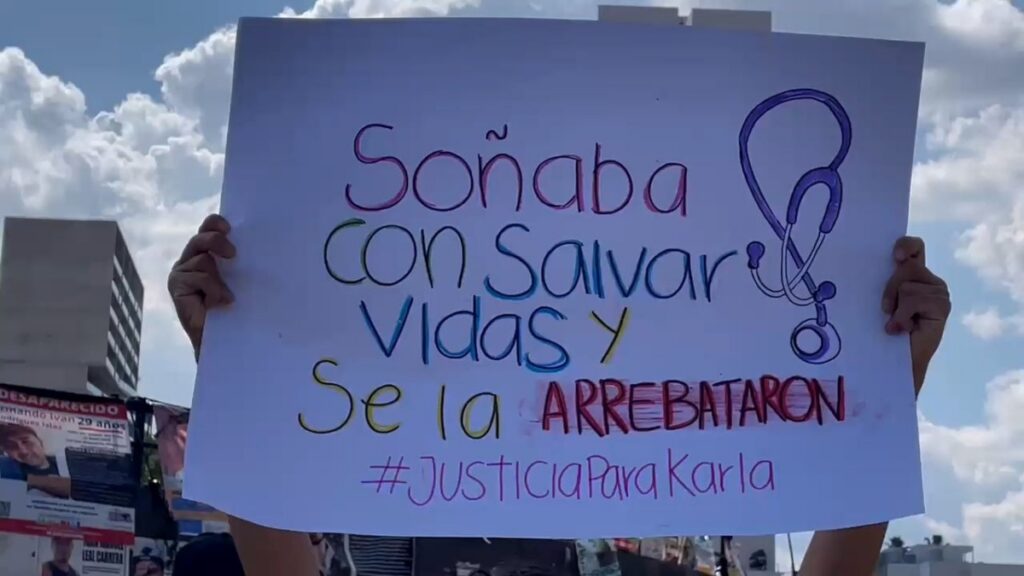 Estudiantes marchan en Guadalajara por justicia para Karla y denuncian presiones del director de universidad