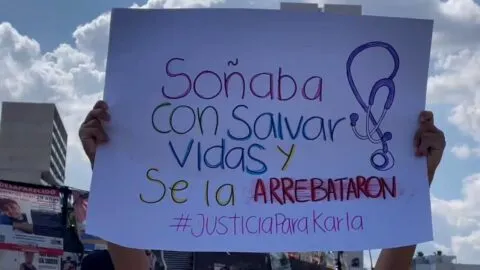 Estudiantes marchan en Guadalajara por justicia para Karla y denuncian presiones del director de universidad