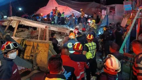 Explosión de pirotecnia en iglesia de Temascalcingo deja al menos 10 muertos y 64 lesionados