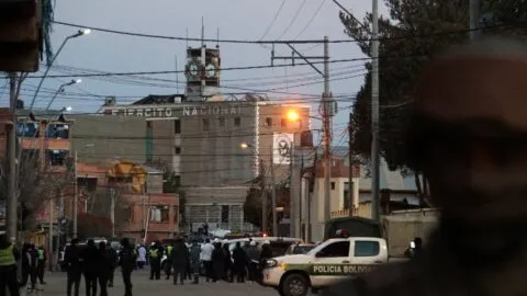 Dos explosiones sacuden cuartel militar en Bolivia; reportan 2 muertos y 81 heridos