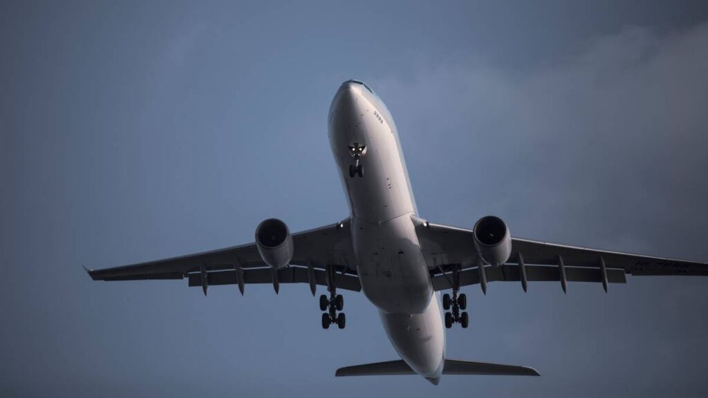 Batería explota en pleno vuelo.