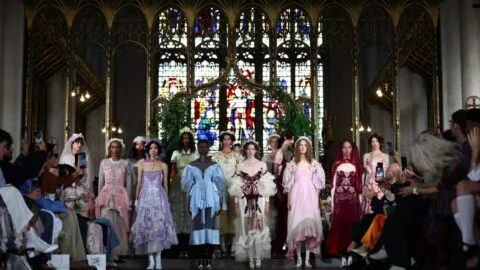 La moda estilo realeza regresa; así es la nueva tendencia en 2026