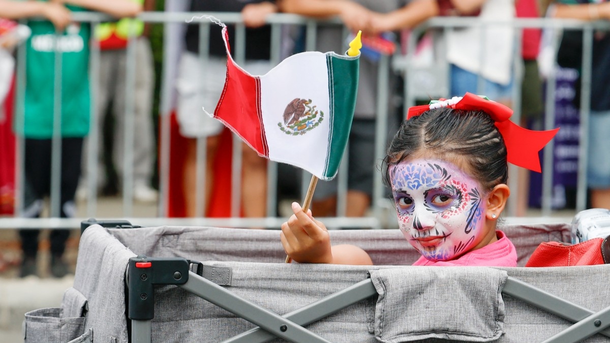 Con banderas mexicanas, mariachis, bailes folclóricos, gastronomía y las ceremonias de "El Grito", los espacios públicos de varias ciudades de EE. UU. celebraron por todo lo alto.