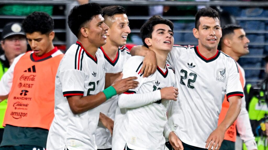 Jugadores de la Selección Mexicana en festejo de gol