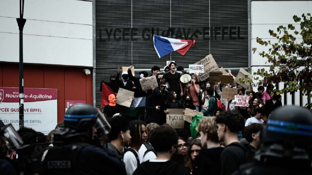 Fuego, bloqueos y choques: escalan las protestas en Francia por bajos salarios y carencias en escuelas