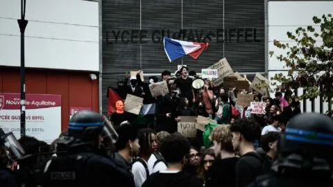 Fuego, bloqueos y choques: escalan las protestas en Francia por crisis económica