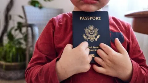EE. UU. propone exigir prueba de ciudadanía a padres para tramitar pasaportes a sus hijos
