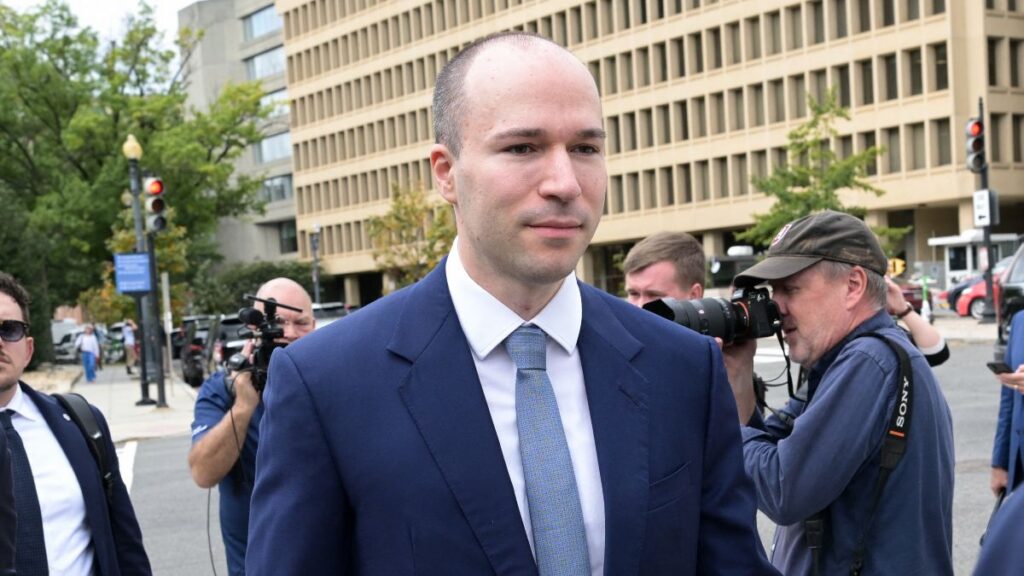 El presidente de OpenAI, Greg Brockman, llega cerca de la Casa Blanca antes de una reunión prevista con el presidente estadounidense Donald Trump.
