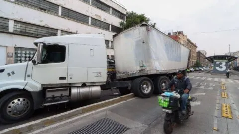 Video: grúa vuelca mientras auxiliaba a un camión en autopista Poza Rica-Totomoxtle, en Papantla