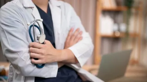 Guardias, cansancio y presión: la vida de los médicos internos y residentes