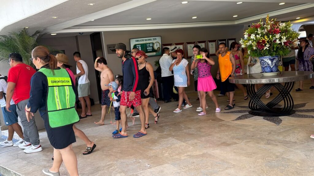 En Acapulco, Guerrero, evacúan hoteles y restaurantes.