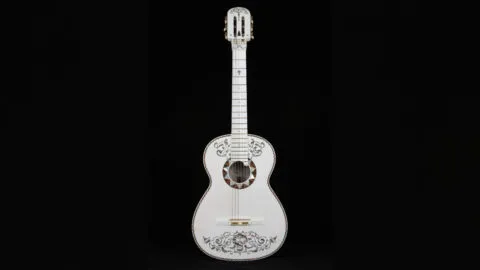 ¡Recuérdame! MET de Nueva York exhibe la guitarra de "Coco" por tiempo limitado