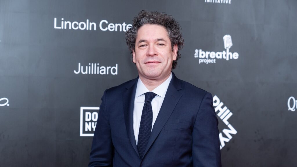 Dudamel se convirtió en el primer latinoamericano en ocupar este cargo desde la fundación de la orquesta en 1842.