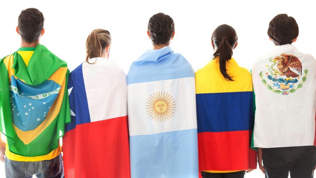 Pew Research Center analizó cómo se identifican los adultos hispanos y qué términos prefieren para referirse a esta población
