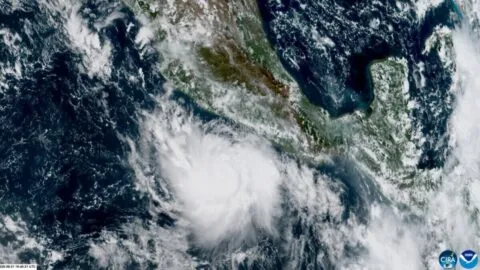 Revelan impactantes imágenes satelitales del ojo del huracán Polo categoría 5: "Es una bestia"