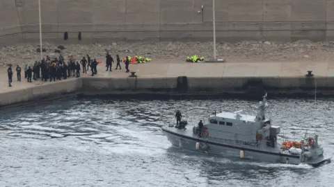 Al menos un muerto y 25 desaparecidos en naufragio de migrantes en Grecia
