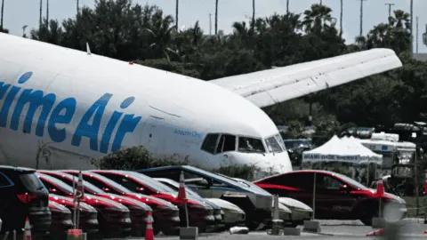 Recuperan cajas negras tras accidente de avión de Amazon en Miami