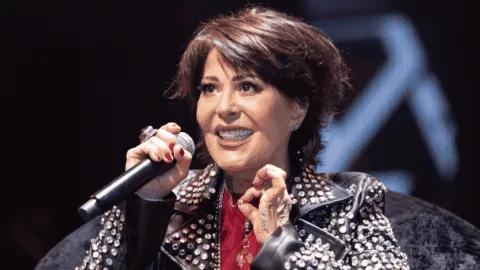 "Perdón, pero se me salió la cadera": Alejandra Guzmán sufre accidente durante concierto en Veracruz