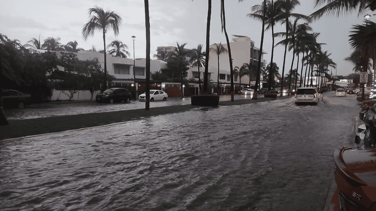 Inundaciones y retraso de vuelos en Puerto Vallarta por Polo