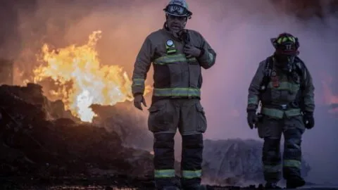 Controlan incendio en planta de sal en Veracruz, pero sigue el fuego