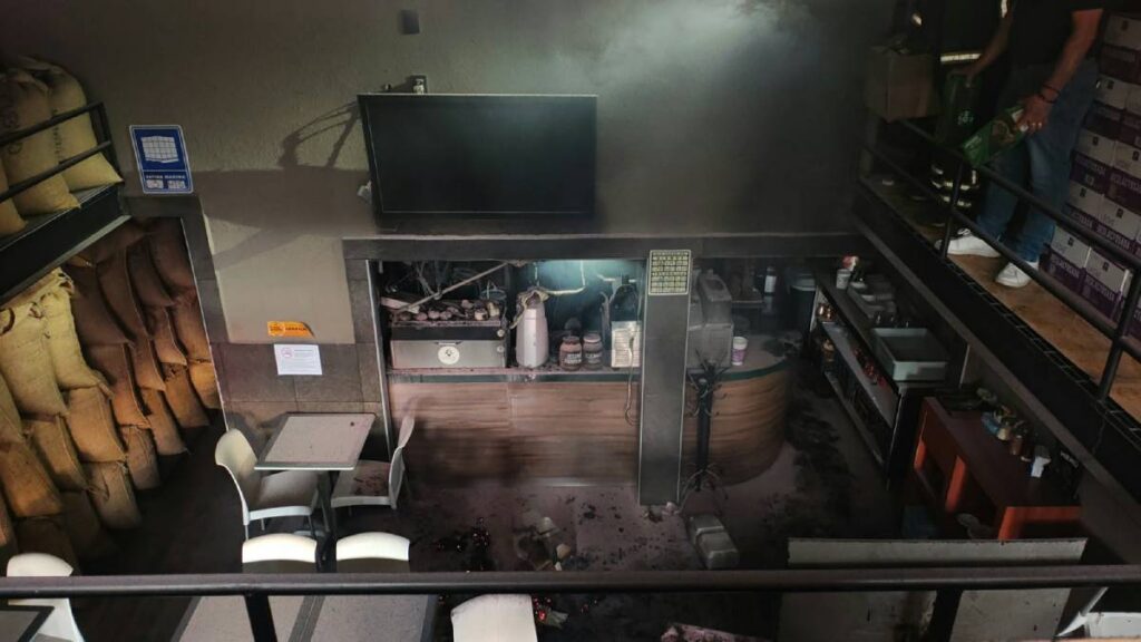 Bomberos atendieron el incendio en una cafetería de Jardines del Pedregal, donde siete empleados fueron evacuados.