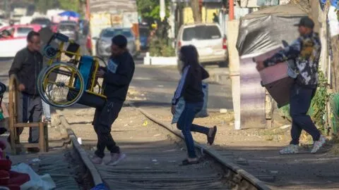 Atacan 40 invasores casa en GAM; detienen a 14 tras persecución