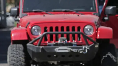 VIDEO: Conductor de Jeep huye tras chocar dos veces a una mujer en Naucalpan