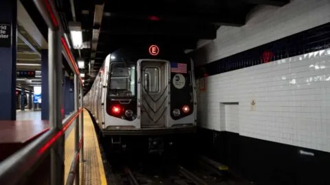 Autoridades investigan muerte de pareja arrollada por el metro en Manhattan