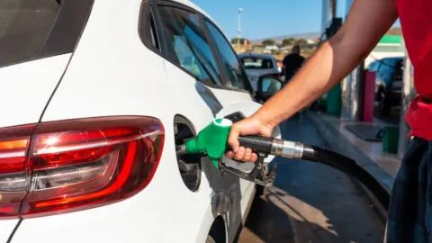 Gasolina más barata podría llegar a California: Newsom ordenó medidas para contener el precio