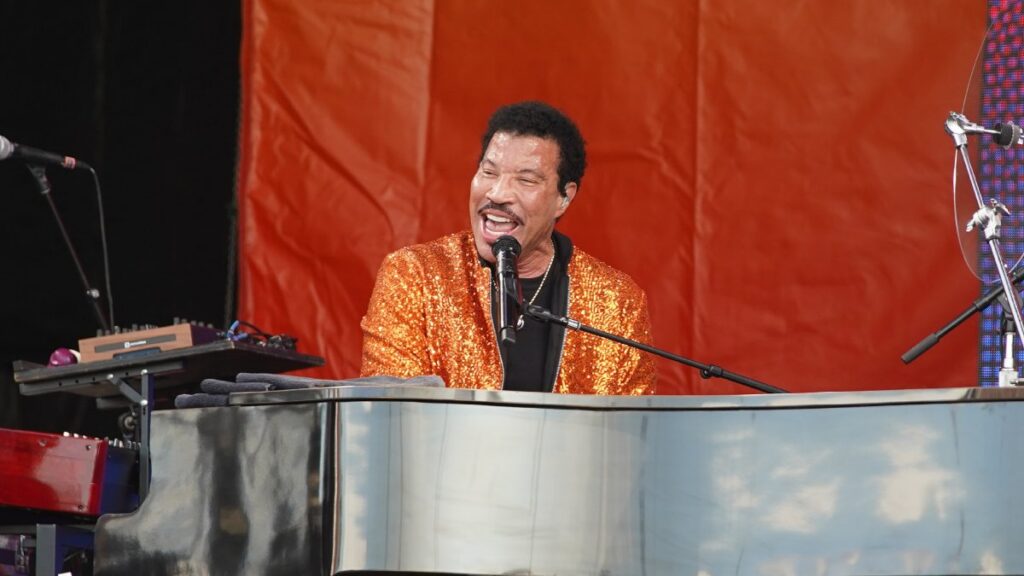 Lionel Richie continúa hospitalizado