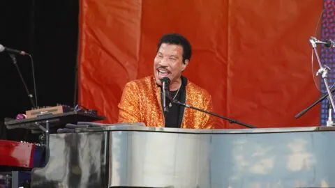 Lionel Richie permanece en la unidad de cuidados intensivos; lo someten a estudios cardíacos
