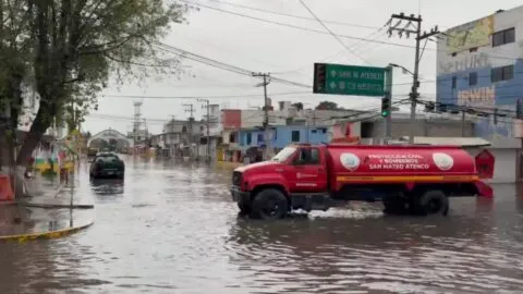 Lluvias dejan inundaciones y colapsan vialidades en San Mateo Atenco
