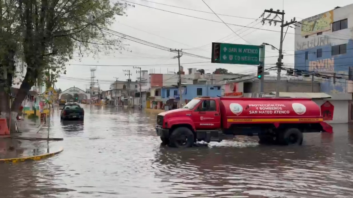 Lluvias dejan inundaciones y colapsan vialidades en San Mateo Atenco