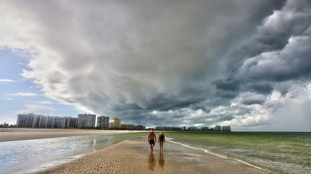 Nubes oscuras de tormenta se acumulan sobre Crescent Beach