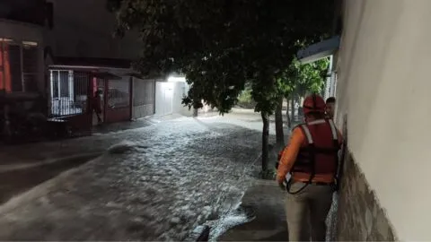 Buscan a persona arrastrada por corriente de agua tras fuertes lluvias en Tuxtla Gutiérrez