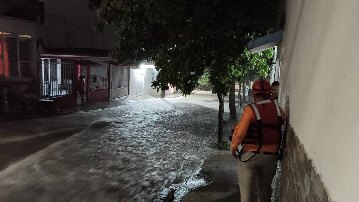 Buscan a persona arrastrada por corriente de agua tras fuertes lluvias en Tuxtla Gutiérrez