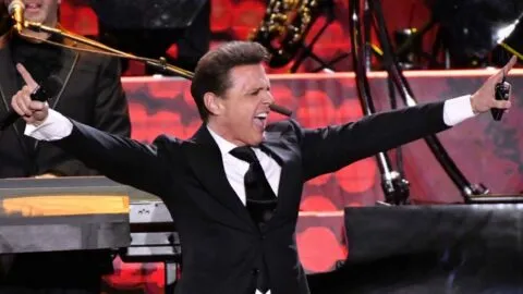 Denuncian campaña de Coca-Cola con Luis Miguel ante Cofepris