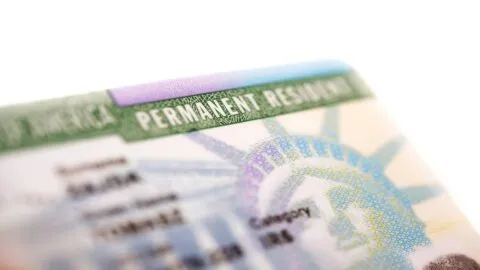 Un cambio silencioso de USCIS deja sin información primordial a nuevos residentes