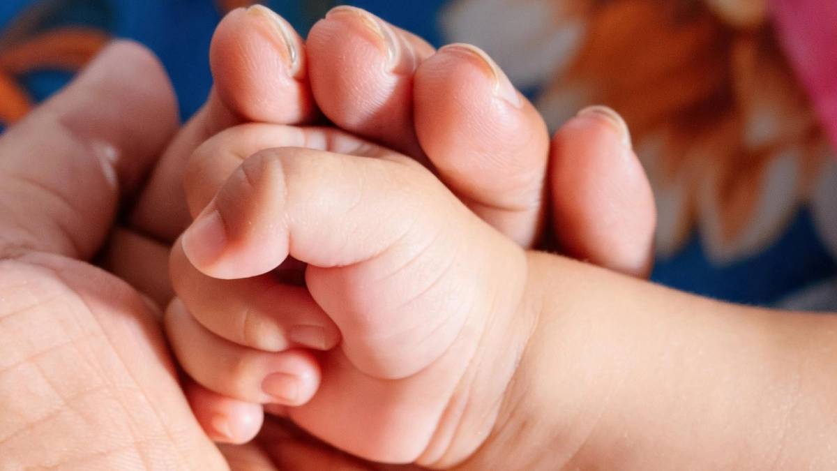 Madre denuncia muerte de su bebé tras 10 meses hospitalizada; IMSS responde