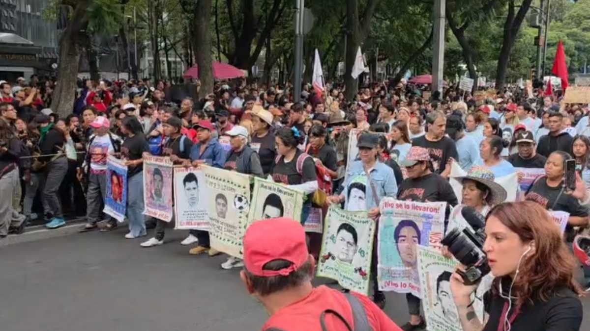 Marcha por Ayotzinapa 2026 en CDMX: Familiares de los 43 normalistas empiezan a avanzar sobre Paseo de la Reforma