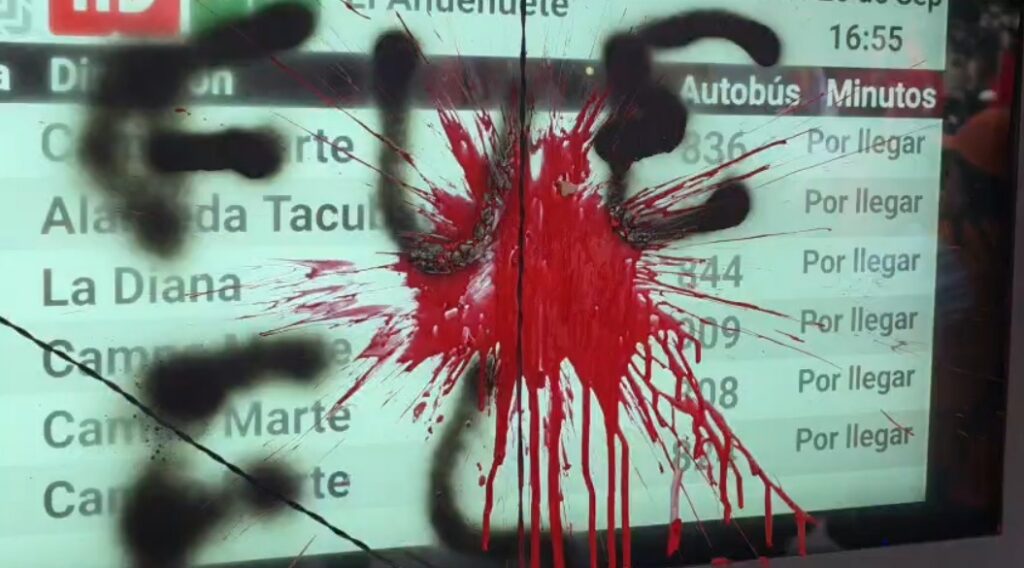 Encapuchados comienzan a vandalizar paradas del Metrobús